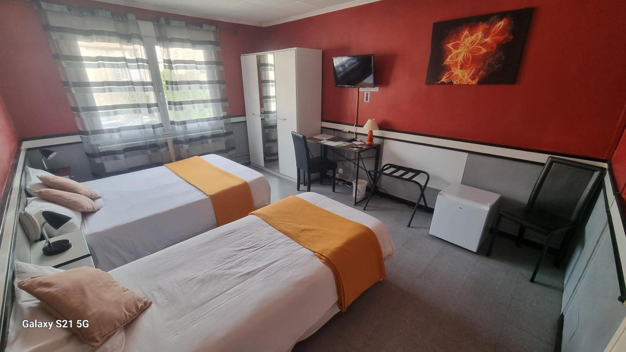 Hotel Du Tricastin Пиерлат Екстериор снимка