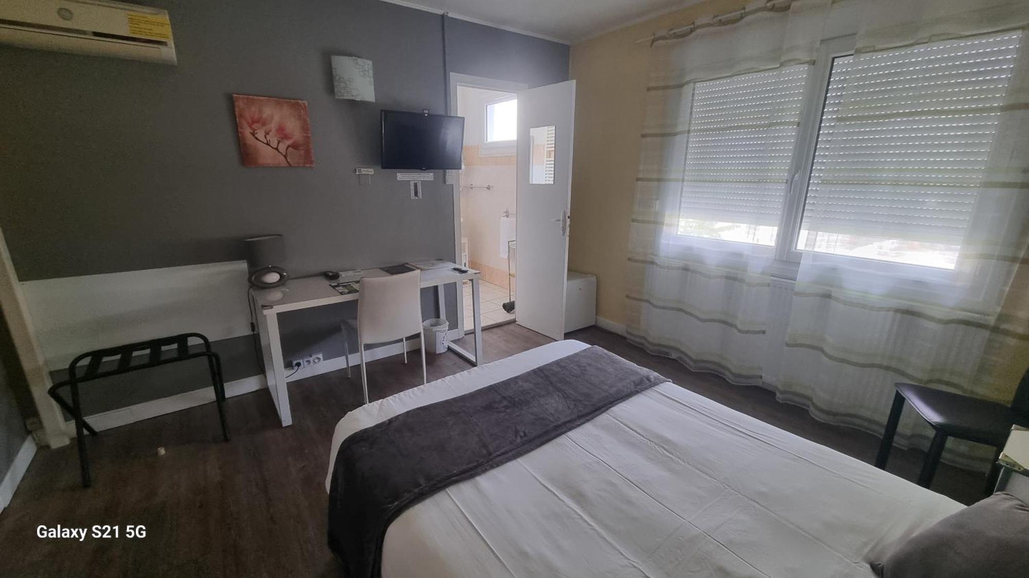 Hotel Du Tricastin Пиерлат Екстериор снимка