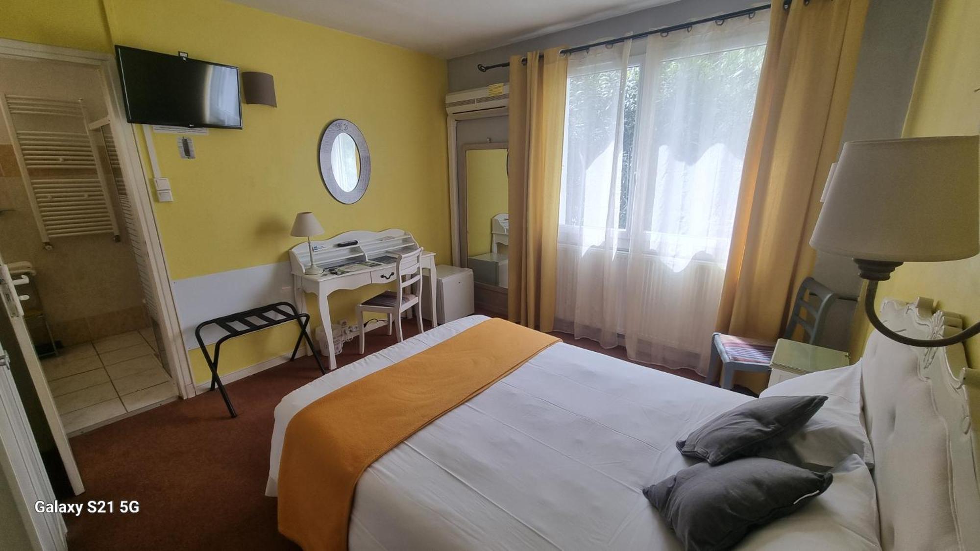 Hotel Du Tricastin Пиерлат Екстериор снимка