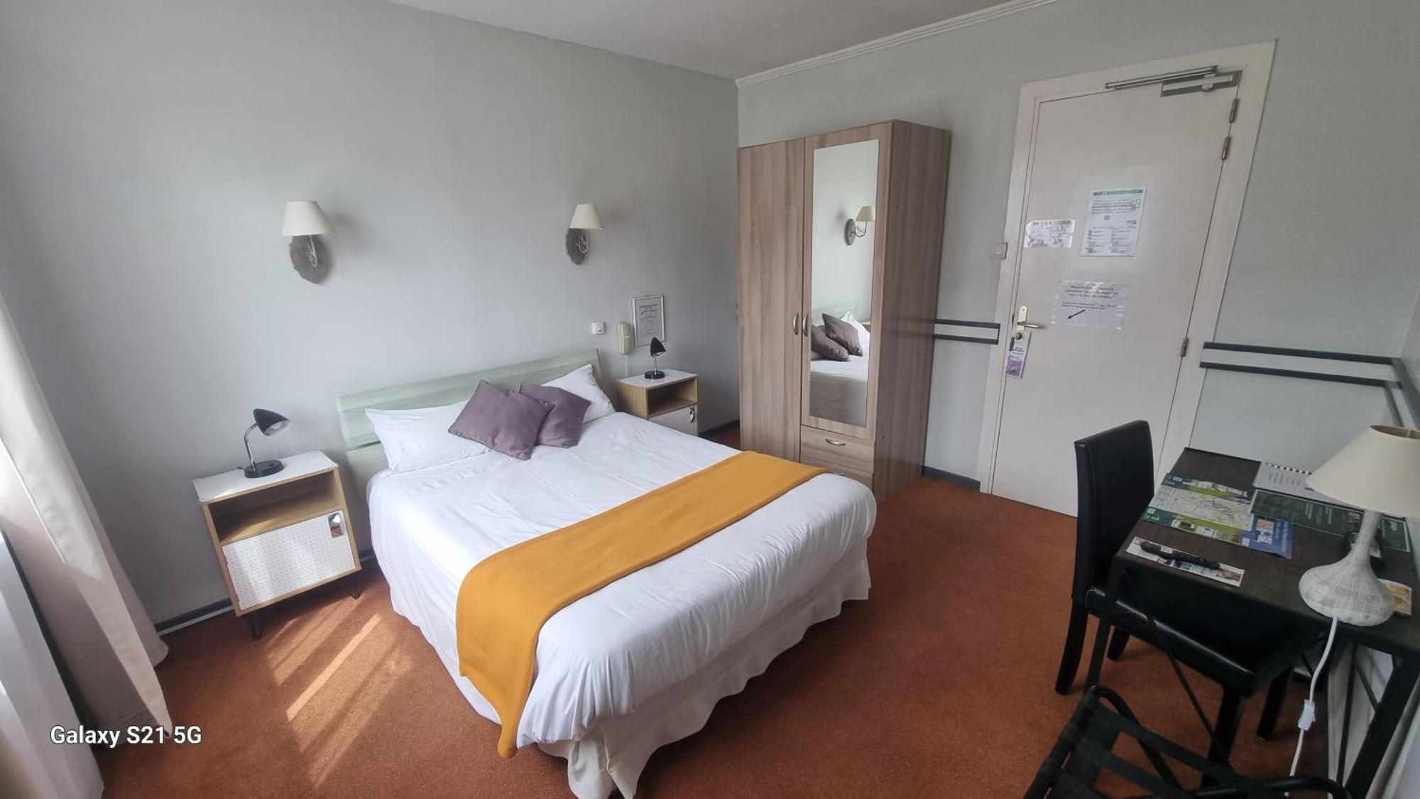 Hotel Du Tricastin Пиерлат Екстериор снимка