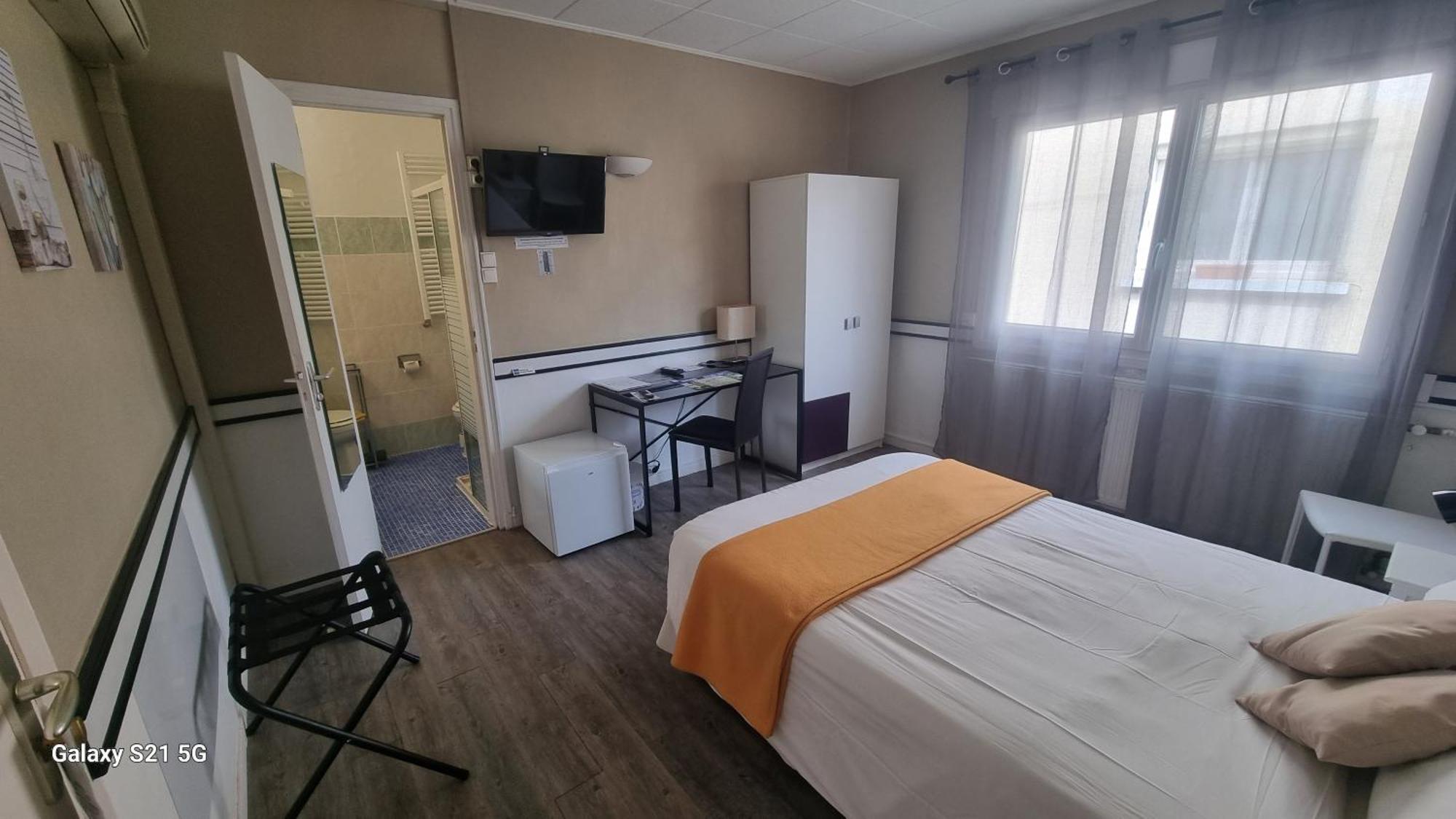 Hotel Du Tricastin Пиерлат Екстериор снимка