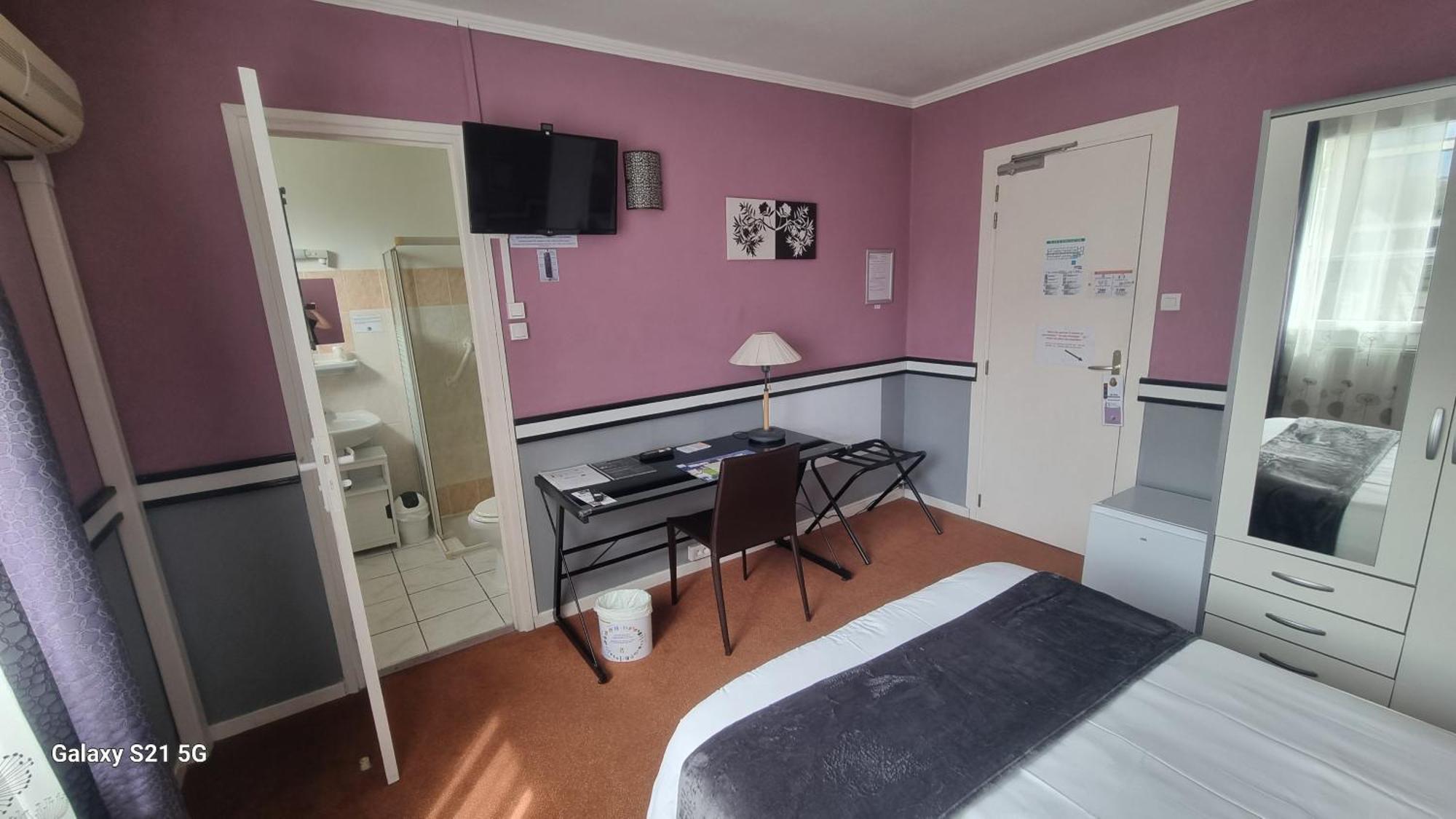 Hotel Du Tricastin Пиерлат Екстериор снимка