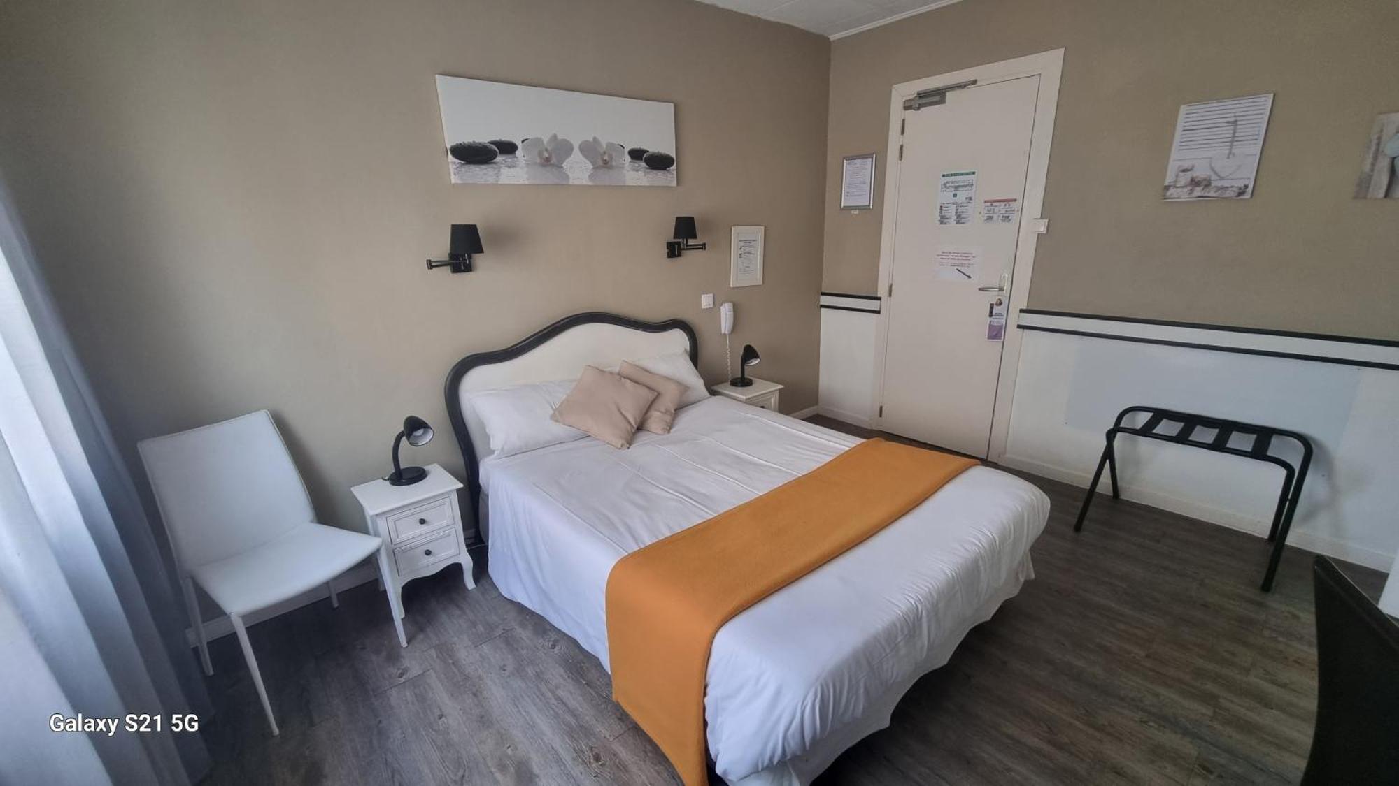 Hotel Du Tricastin Пиерлат Екстериор снимка